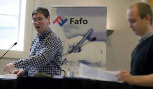 <p>NORDMOD-SEMINAR: Prosjektleder Jon M. Hippe (t.v.) og forsker Øyvind Berge la 16. april fram «Norsk landrapport 1990-2012».</p>