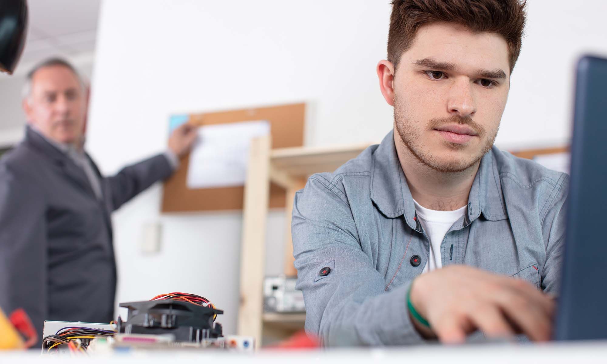 <p>UTDANNING FOR FRAMTIDA? At unge kan velge en yrkesfag-linje og være sikker på at det de lærer er det som arbeidsmarkedet ønsker seg flere år senere er ingen selvfølge. Ny teknologi kan kaste om på gammel kunnskap. Hvordan man sikrer at yrkesfagene holdes oppdatert er vidt forskjellig fra land til land.</p>